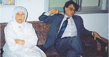 كيف كانت علاقة محمود درويش بأمه وهل كان ابنها المدلل؟