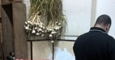 صور.. تخزين بصل وثوم داخل مسجد العمرى بمحافظة الإسكندرية
