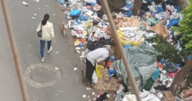 تراكم القمامة أمام كنيسة ومستشفى الآنبا تكلا فى كامب شيزار بالإسكندرية