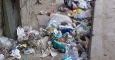 شكوى من تحول المحال المغلقة إلى مقالب للقمامة فى روض الفرج