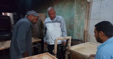 فى زيارة مفاجئة.. محافظ الوادى الجديد يكافئ عاملين بمخبز لالتزامهم بالمواصفات