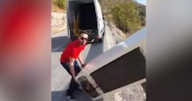 فيديو.. "ألقاها فى سفح الجبل".. الشرطة الإسبانية تجبر شابا على استعادة ثلاجته