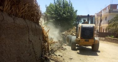 صور.. إزالة التعديات على 5381 متر من أراضى الدولة بسوهاج