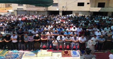 عشرات المقدسيين يؤدون صلاة الجمعة فى واد الحمص بالقدس