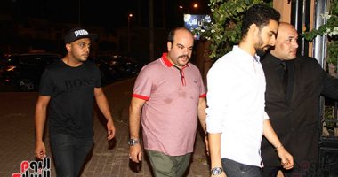 صور.. بدء عزاء والدة فتحى عبد الوهاب.. ونجوم مسرح مصر أول الحاضرين