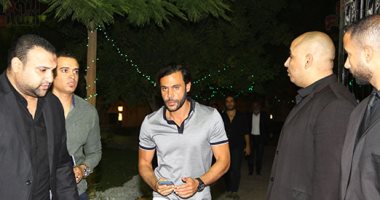 مصطفى شعبان ومحمد إمام وصلاح عبد الله يشاركون فى عزاء والدة فتحى عبد الوهاب