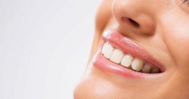 بالسكر والبابايا وزيت الزيتون.. وصفات طبيعية لتقشير الشفاه