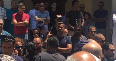 ‎صور.. الفنانون يشاركون أحمد السعدنى فى تشييع جثمان طليقته 