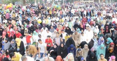 أزمة كل عيد.. "الأزهر للفتوى": صلاة النساء بجوار الرجال دون فاصل باطلة