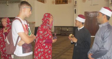 شاهد وفود سياحية من جنسيات مختلفة تزور مسجد الميناء الكبير بالغردقة.. صور