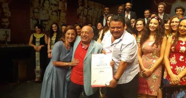 خالد جلال يكرم سمير سيف بحضور ساندرا نشأت عقب عرض "سينما مصر"