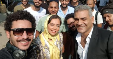 شاهد.. احتفال هبة مجدى والمخرج محمد سلامة بانتهاء تصوير حدوتة "براد شاى"