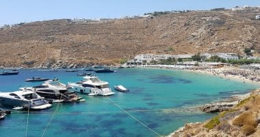 يخوت ضخمة وحقائب جوتشى.. كيف أصبحت جزيرة "ميكونوس" وجهة المشاهير والأثرياء؟