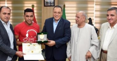 محافظ الشرقية يُكرم صاحب مبادرة "عربية الحواديت" وبطل أفريقيا فى سباق الدراجات
