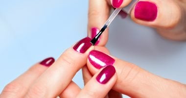 رطبى إيديكى عشان تبقى جاهزة.. 5 نصايح لو مش بتعرفى تحطى مانيكير 