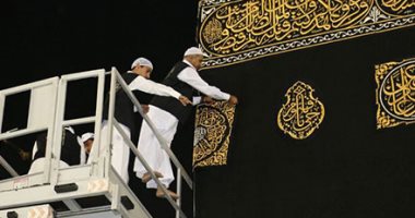 استبدال كسوة الكعبة المشرفة القديمة بكسوة جديدة