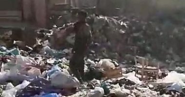 صور.. أهالى بلبيس يشكون تراكم القمامة أمام المركز الطبى