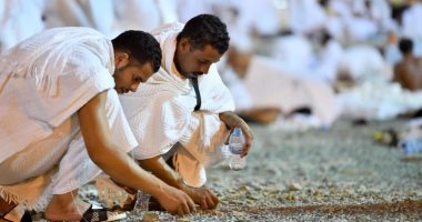 تقارب حبة الحمص..شاهد الحجاج يجمعون الحصوات بالمزدلفة