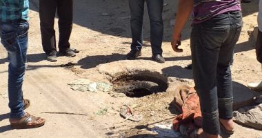صور.. إصلاح عطل بالصرف الصحى بمنطقة الشابورى بمدينة الخانكة