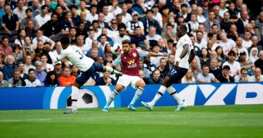 لاعب أستون فيلا يورط تريزيجيه فى هدف بورنموث الثانى.. فيديو