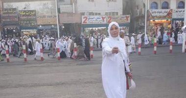 "حاتم" يشارك بصورة والدته خلال أداء مناسك الحج