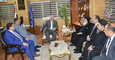 محافظ أسوان يستقبل الأنبا هدرا ووفد قبطى للتهنئة بالعيد.. صور