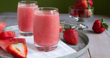عشان حر الصيف.. طريقة عمل سموثى البطيخ بالفراولة