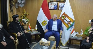 أسقف الوادى الجديد ووفد كنسى يهنئون المحافظ بعيد الأضحى المبارك