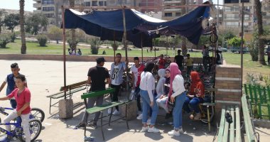 صور.. الأطفال يستمتعون بركوب الدراجات والألعاب الترفيهية بحديقة الفسطاط