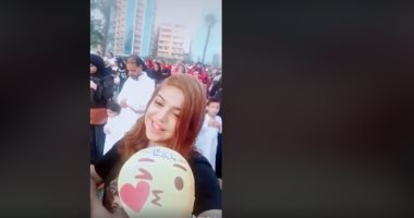 فتاة تنشر فيديو مستفز أثناء تأدية صلاة العيد