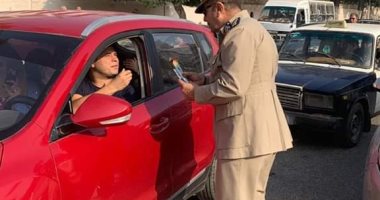 صور.. مدير مرور الغربية يوزع الورود على المواطنين احتفالا بعيد الأضحى