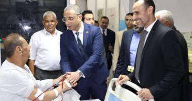 صور.. محافظ سوهاج يشارك المرضى فرحتهم بعيد الأضحى المبارك