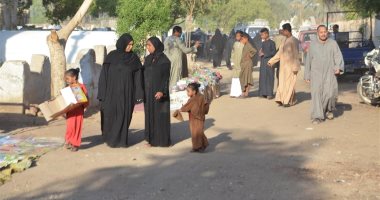 صور.. سيدات وأهالى الأقصر يزورون المقابر بعد انتهاء ذبح الأضاحى