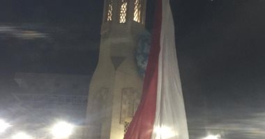 احتفالا بالعيد ..رفع علم مصر ووضع "بالونات" أعلى مسجد ببنى سويف (صور)