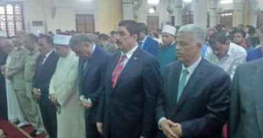 صور.. محافظ القليوبية ومدير الأمن يؤديان صلاة عيد الأضحى بمسجد ناصر ببنها