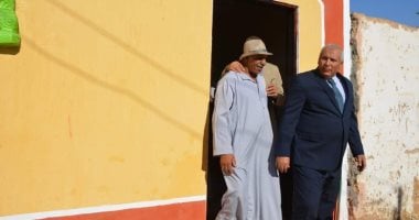 محافظ الوادى الجديد يتفقد منازل مبادرة إعادة إعمار مساكن الحالات الأولى بالرعاية