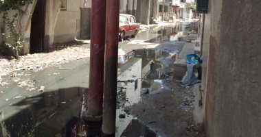 أطفأت فرحة العيد..  مياه الصرف الصحى تغرق شوارع قرية قراقص فى البحيرة