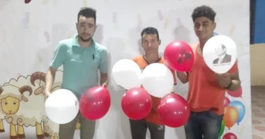 صور.. شباب يوزعون بالونات مدون عليها "شكرا سيادة الرئيس" على المصلين بالغربية