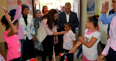 صور.. نائب محافظ البحيرة تشارك الأطفال الأيتام وذوى الاحتياجات فرحتهم بالعيد
