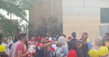 صور.. "السيلفى" يسيطر على ساحات صلاة العيد بالإسكندرية