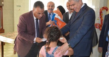 محافظ المنيا يوزع العيدية والملابس الجديدة لأطفال مؤسستي البنين والبنات بمناسبة العيد