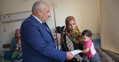 صور.. محافظ الوادى الجديد يزور المرضى بمستشفى الخارجة للتهنئة بعيد الأضحى