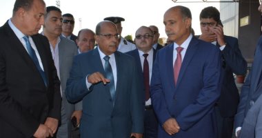 صور.. وزير الطيران يتابع انتظام حركة السفر والوصول بمطار القاهرة 
