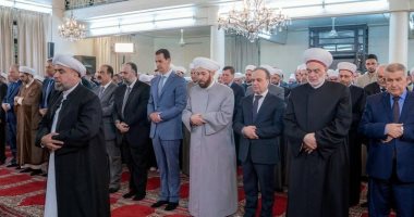 بشار الأسد بجوار كبار رجال الدولة أثناء صلاة العيد بسوريا