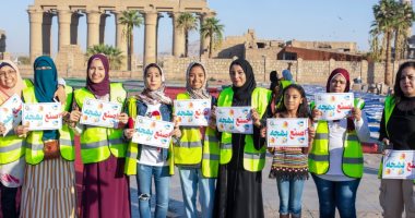 صور.. أقباط ومسلمون يوزعون الورود والهدايا احتفالاً بالعيد أمام معبد الأقصر