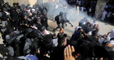 اشتباكات فى المسجد الأقصى وإصابة عشرات المصلين بالاختناق