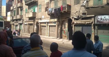 صور.. انهيار جزئى لعقار فى الإسكندرية وإصابة سيدة