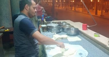 "الفطير والبيتزا الشرقى" وجبة أساسية لرواد المصايف بدمياط.. صور