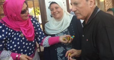 صور.. رئيس مدينه قها توزع "شكولاتة" على المواطنين في احتفالات العيد