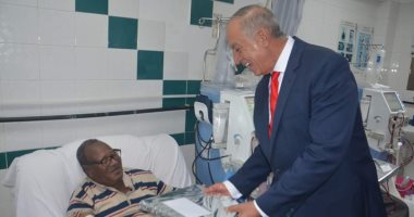 صور.. محافظ البحر الأحمر يزور المرضى بالمستشفيات ويهنئهم بعيد الأضحى